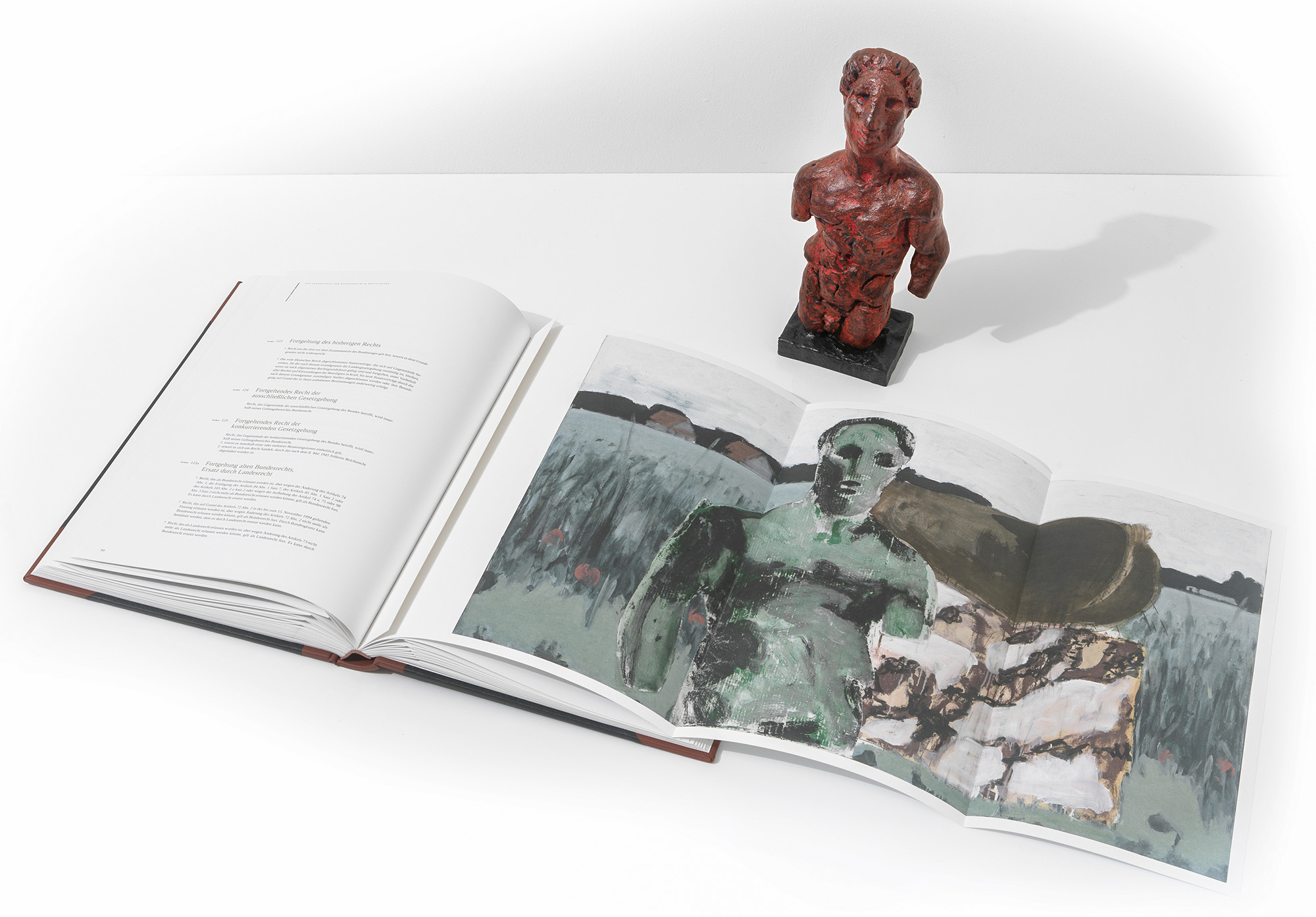 Skulptur & Buch "Das Grundgesetz" (2013), Bronze von Markus Lüpertz