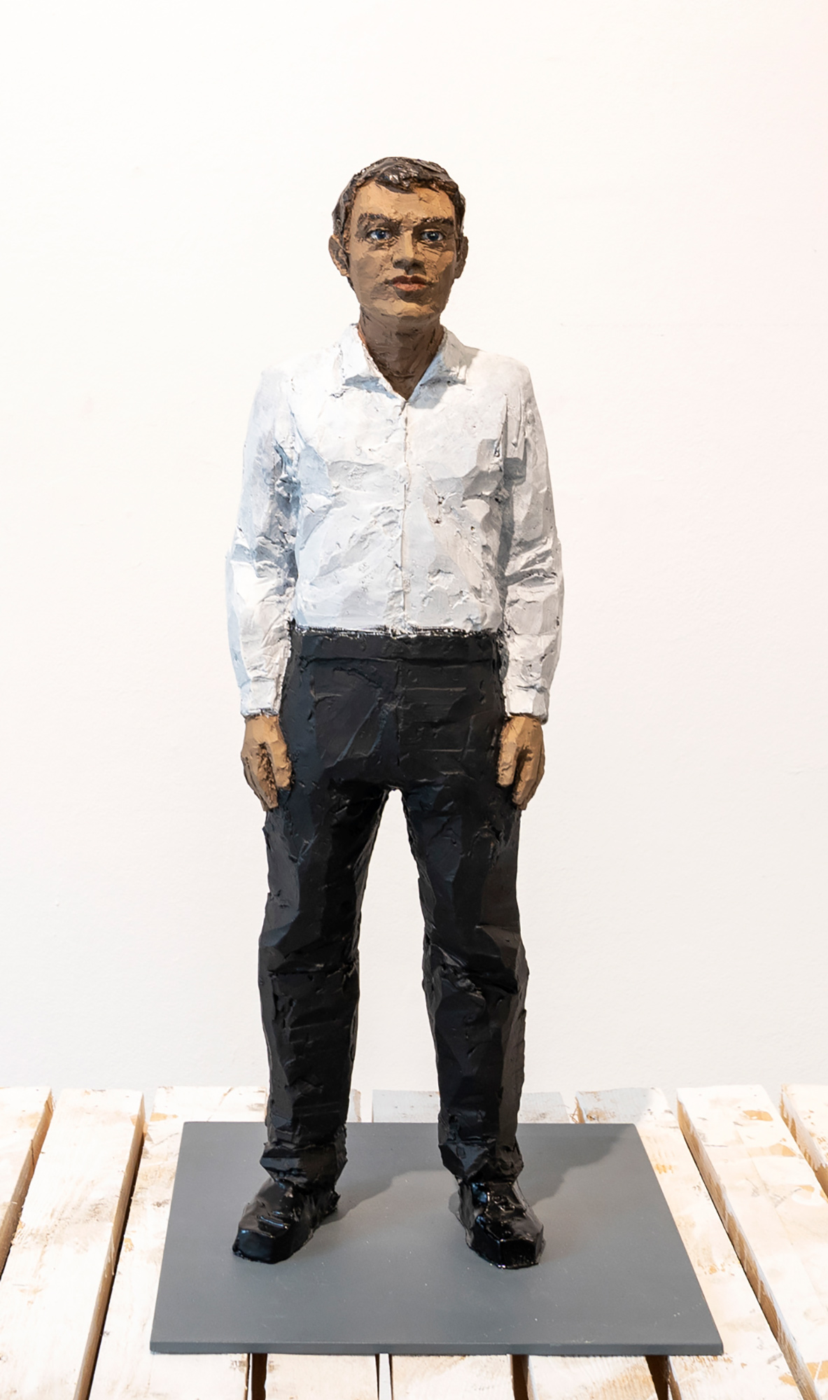 Skulptur "Mann schwarz weiß" (2018), Bronze von Stephan Balkenhol
