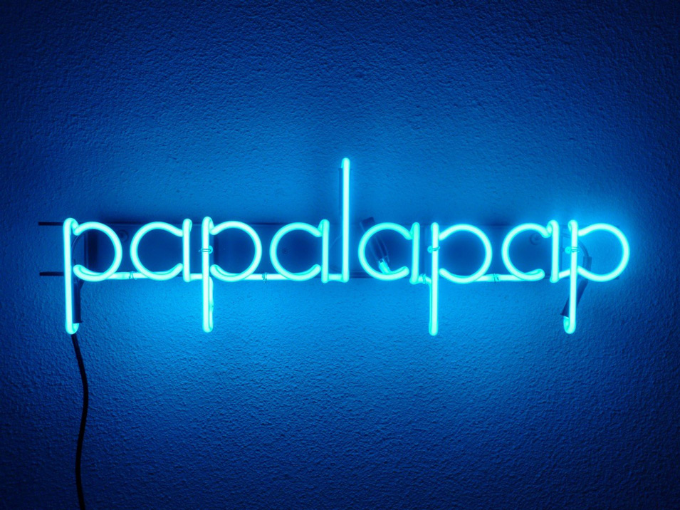 Leuchtobjekt "papalapap (cobalt blue)" (2020) von Albert Hien