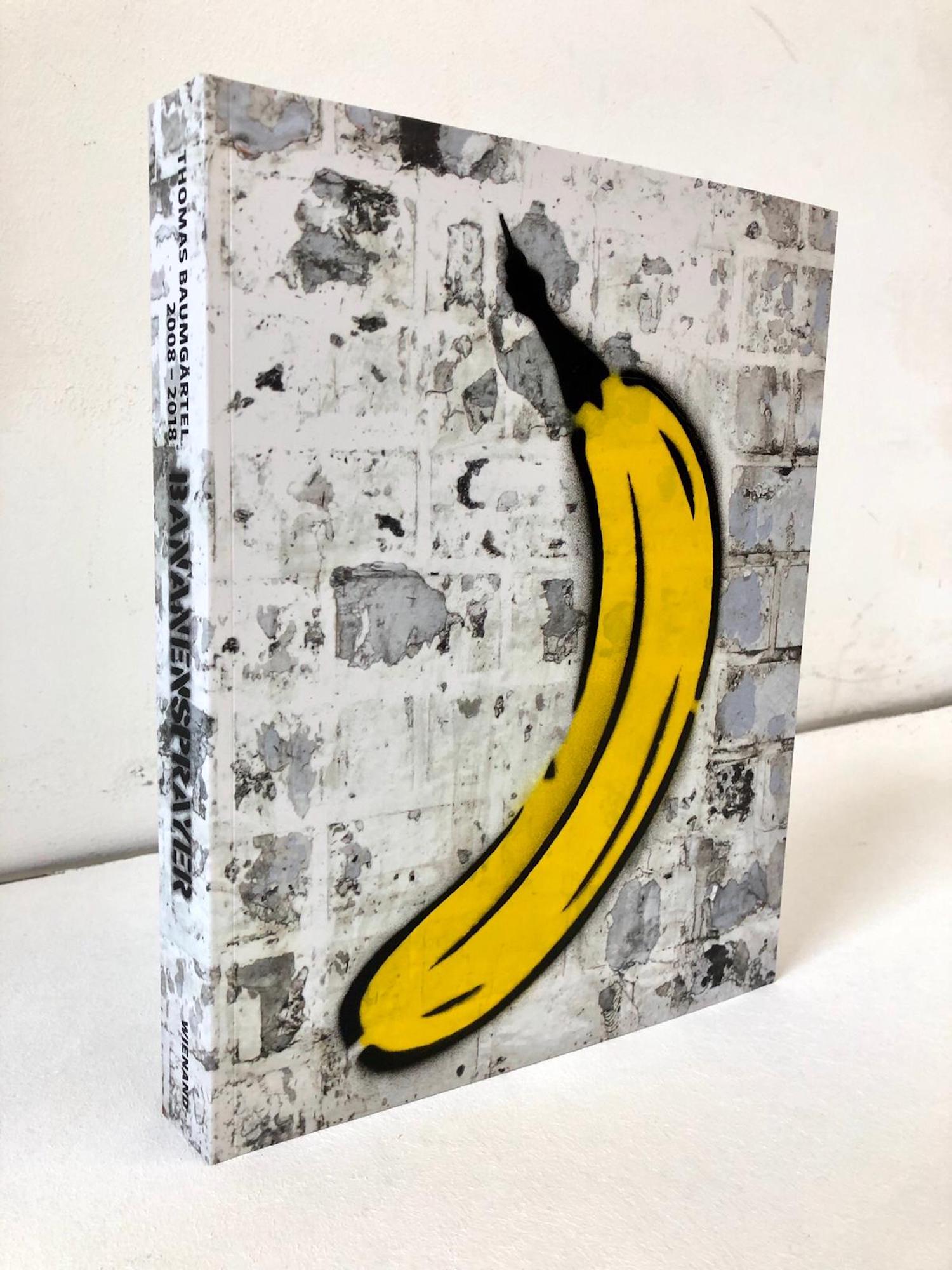 Objekt "Buch mit handgesprayter Banane" (2019) von Thomas Baumgärtel