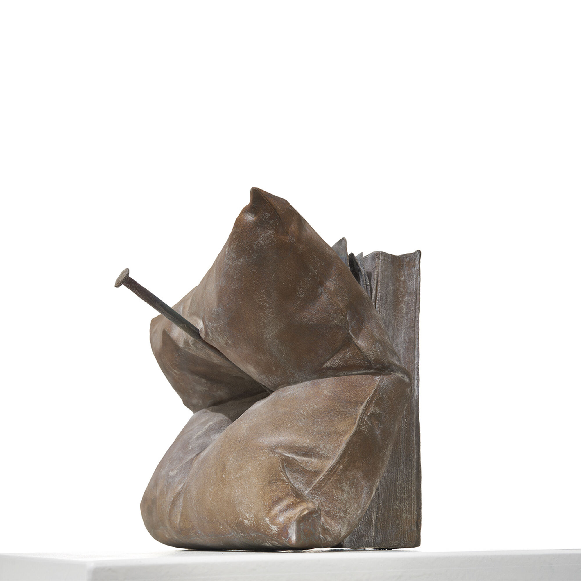 Skulptur "Ohne Titel (Kissen + Buch)" (1969/2021) von Günther Uecker