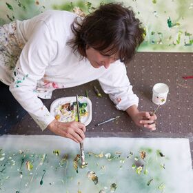 Ansicht von Christine Müller in ihrem Atelier