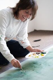 Christine Müller bei der Arbeit an einem Werk