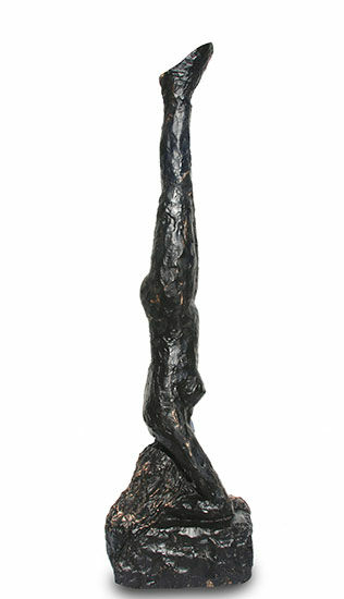Skulptur "Kopfstand" (2019), Bronze von Dagmar Vogt