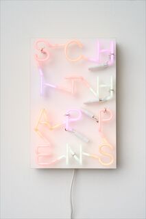 Objet mural "SCHITHAPPENS" (2023) de Albert Hien