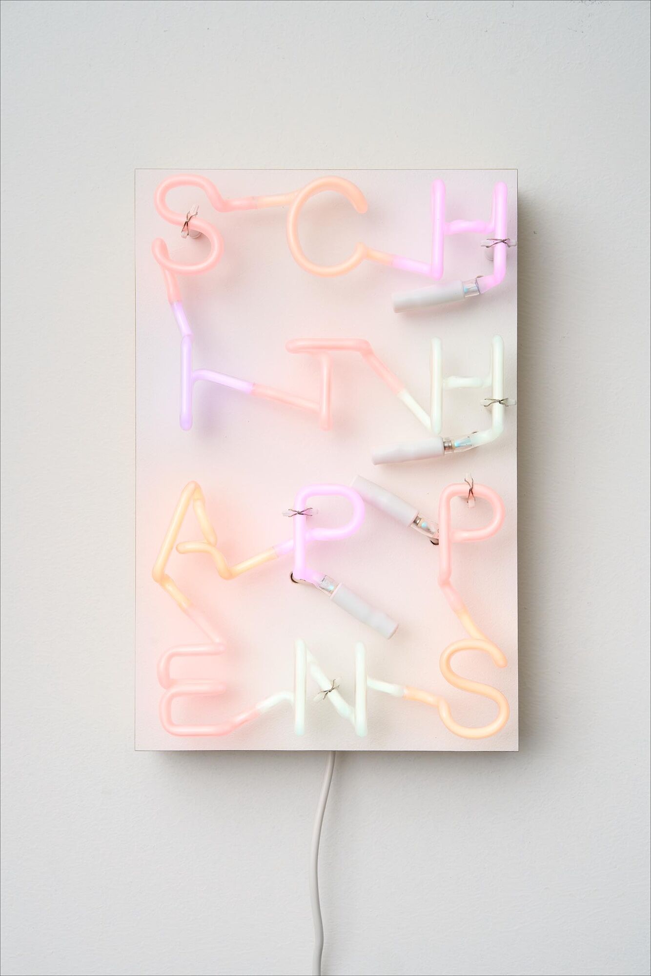 Objet mural "SCHITHAPPENS" (2023) de Albert Hien