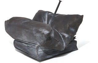 Skulptur "Ohne Titel (Kissen + Buch) - dunkel" (1969/2021), Bronze von Günther Uecker