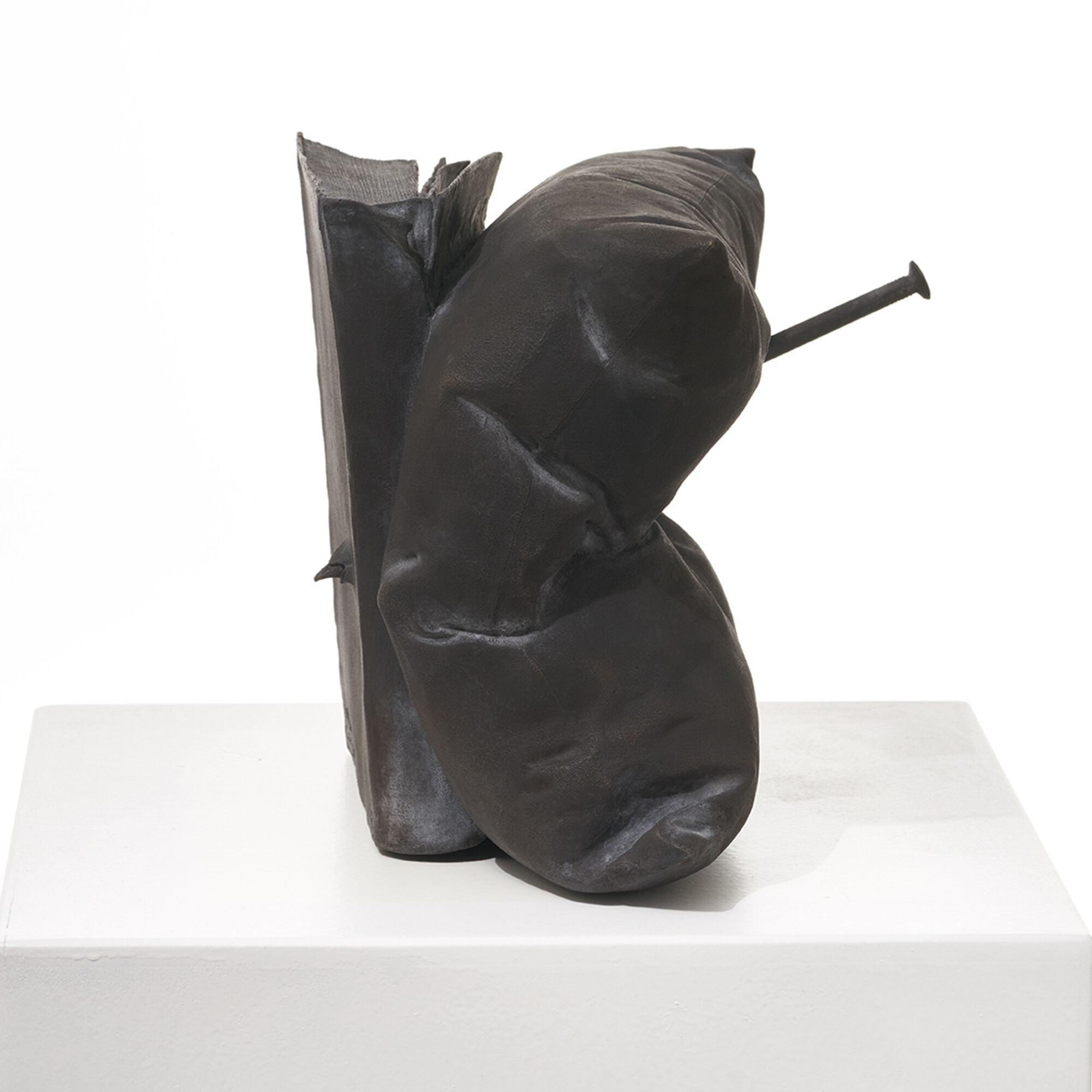 Skulptur "Ohne Titel (Kissen + Buch) - dunkel" (1969/2021), Bronze von Günther Uecker