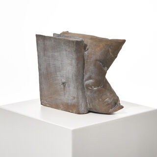 Skulptur "Ohne Titel (Kissen + Buch)" (1969/2021) von Günther Uecker