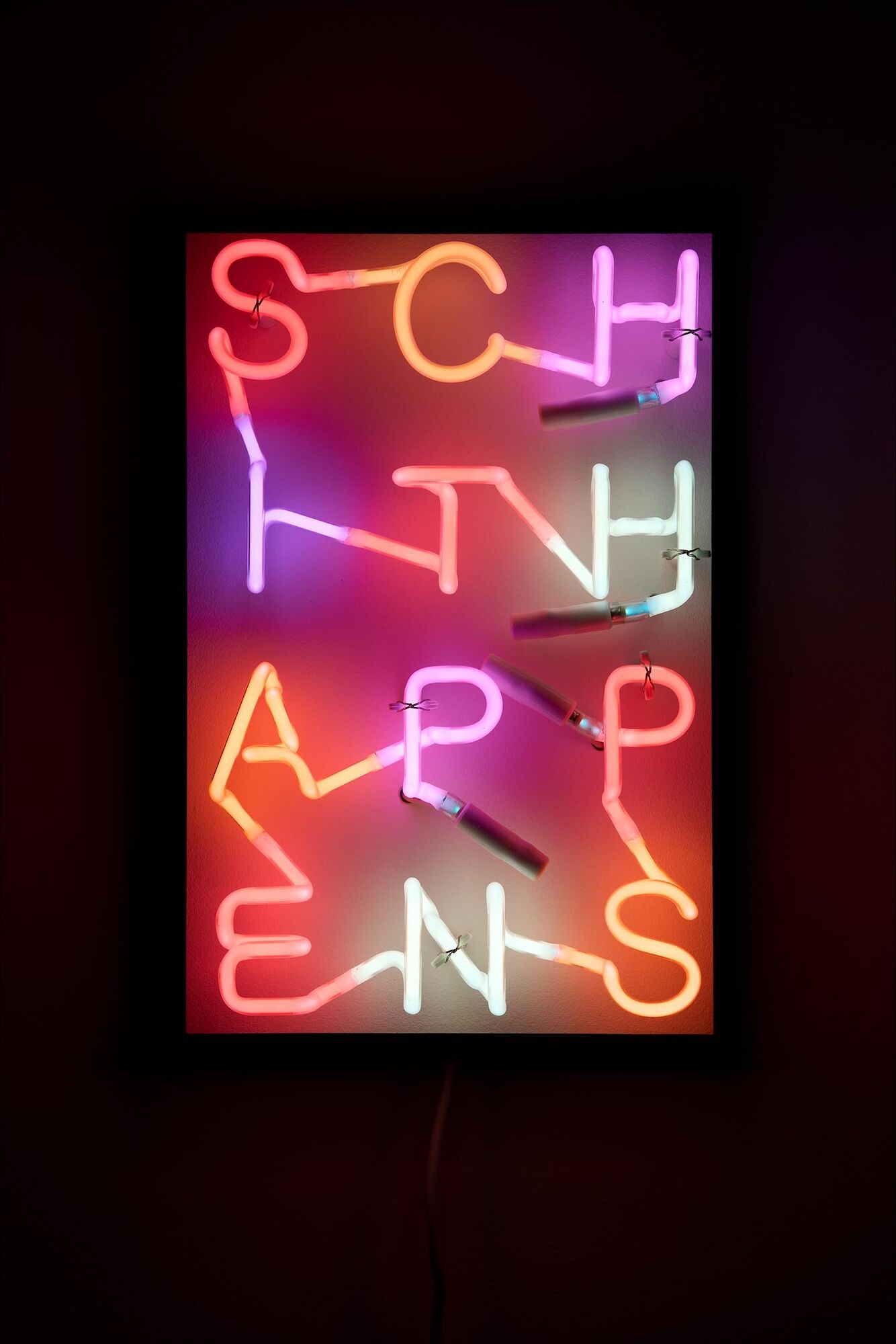 Objet mural "SCHITHAPPENS" (2023) de Albert Hien
