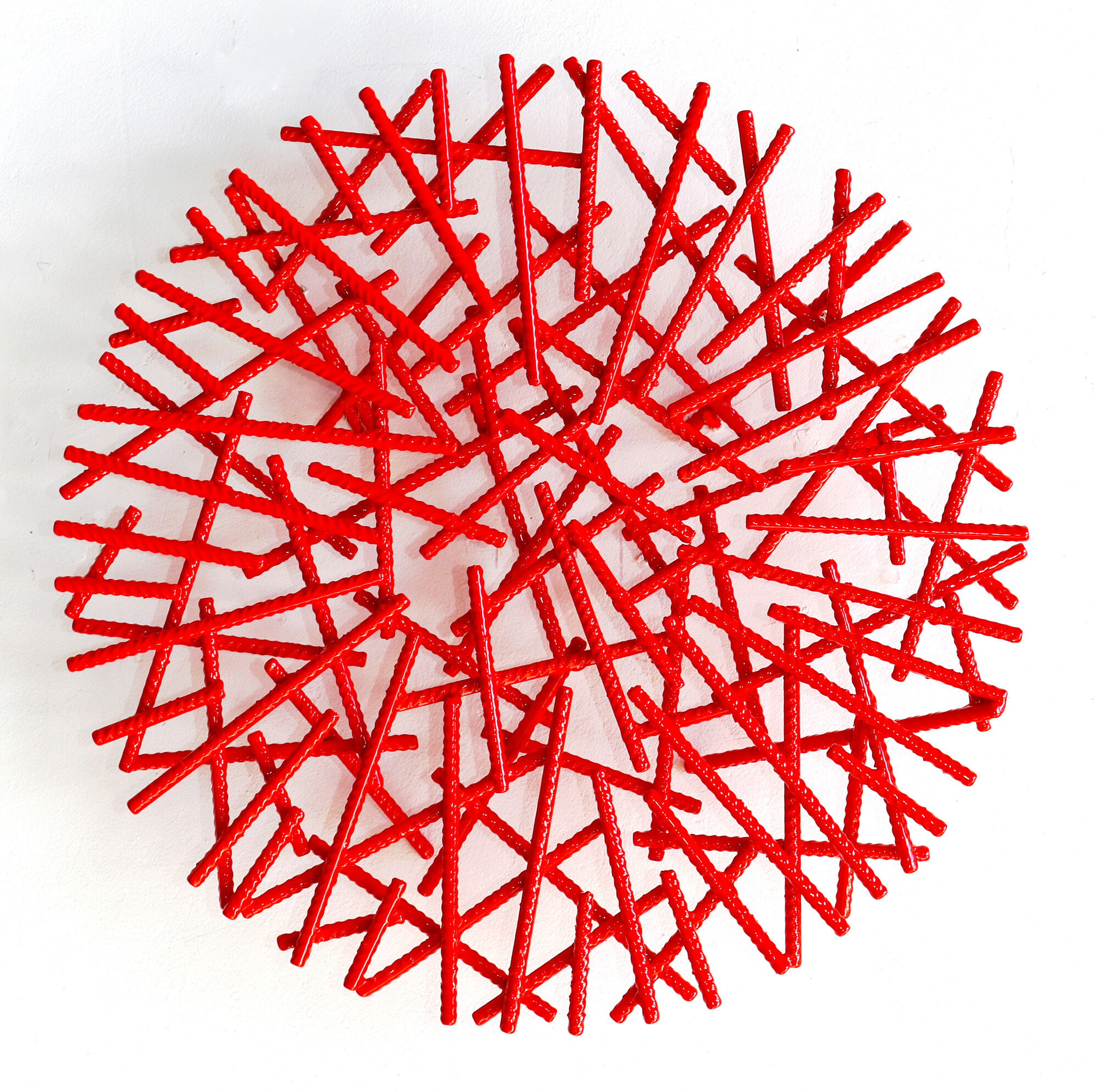 Objet mural "Maze Round Red" (2025) (Pièce unique) de Christine Liebich