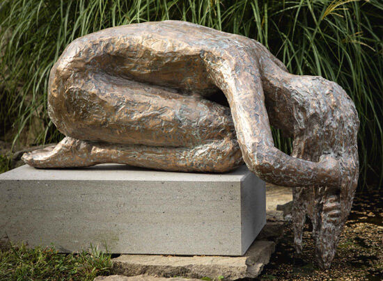 Skulptur "Die Haarwäscherin" (2020), Bronze von Dagmar Vogt